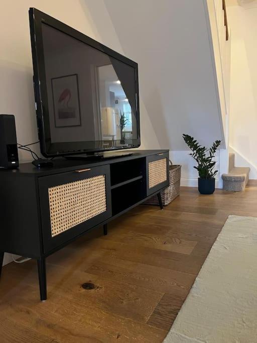 Chic 2 Bedroom Cottage Willingham  エクステリア 写真